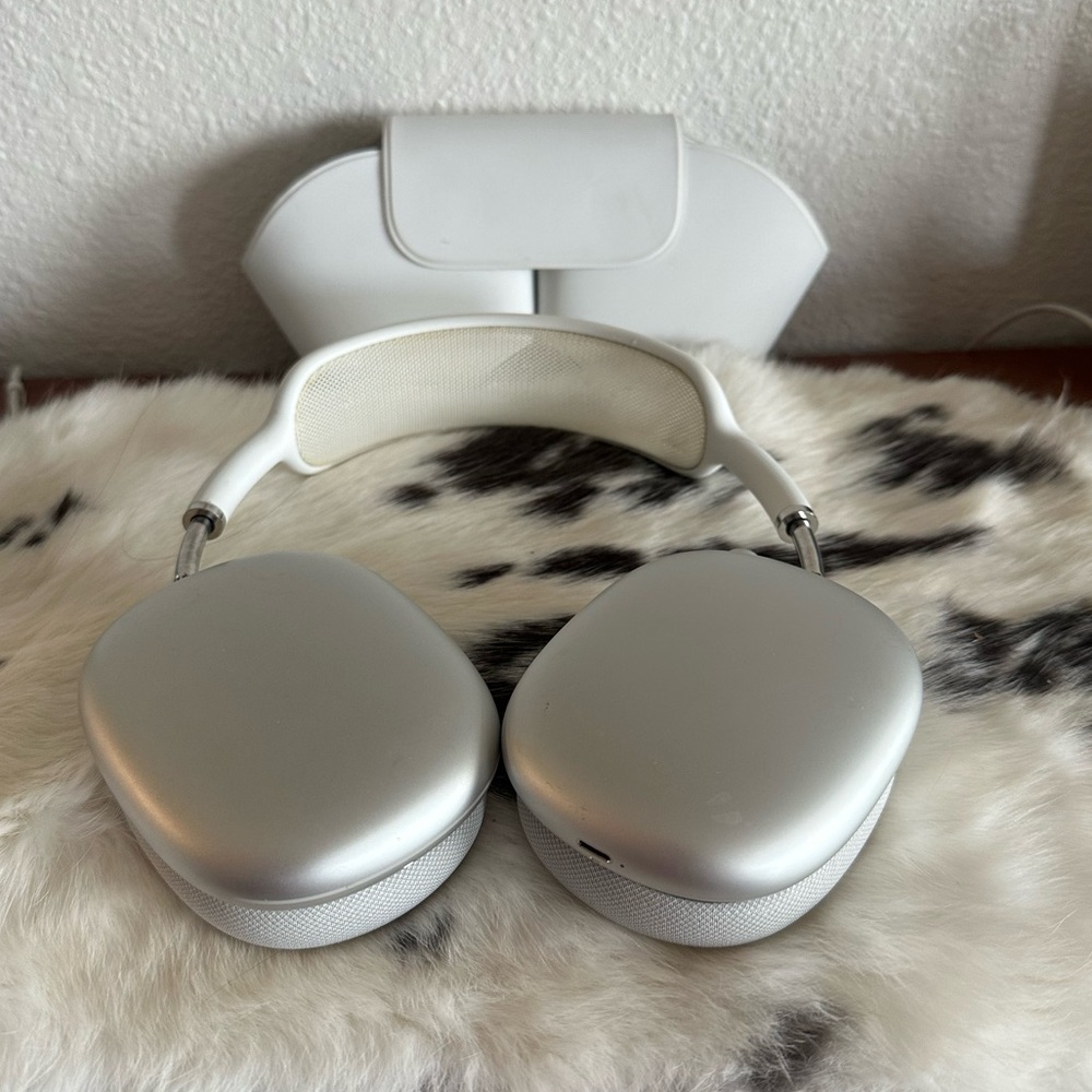 Apple Silver AirPods Max with Protective Case